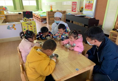 英山县第二幼儿园开展食堂员工陪餐活动,为食品安全添举措